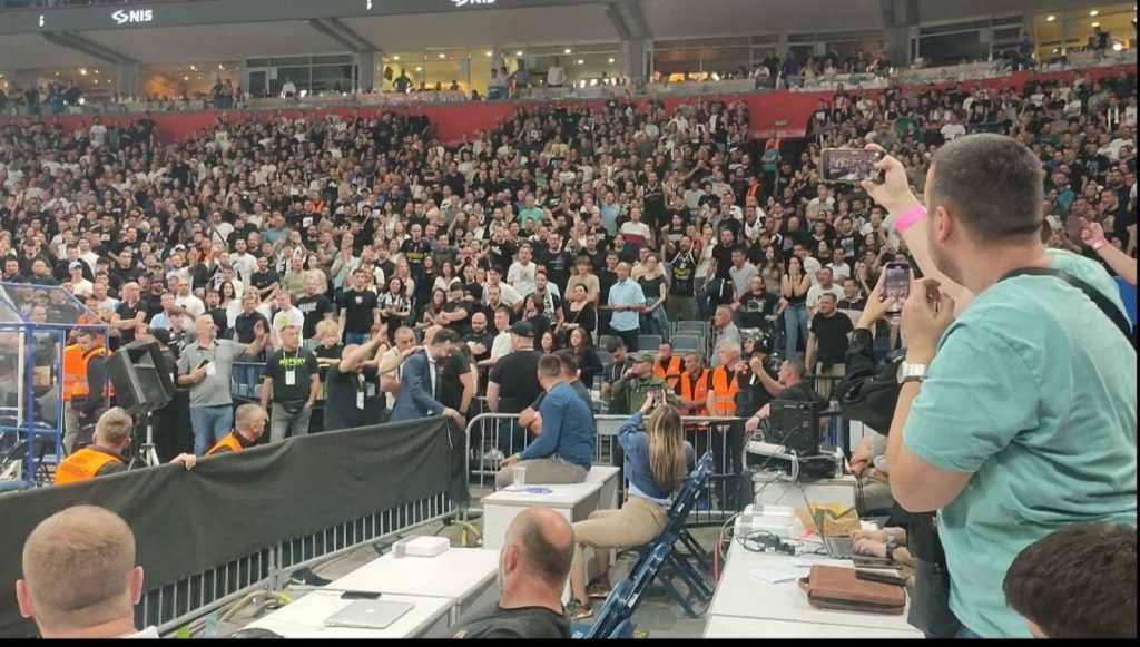 NIJE OSTALO SAMO NA UVREDAMA „Grobari“ gađali generalnog menadžera Zvezde flašicama, a potom je udaljen iz dvorane! (VIDEO)