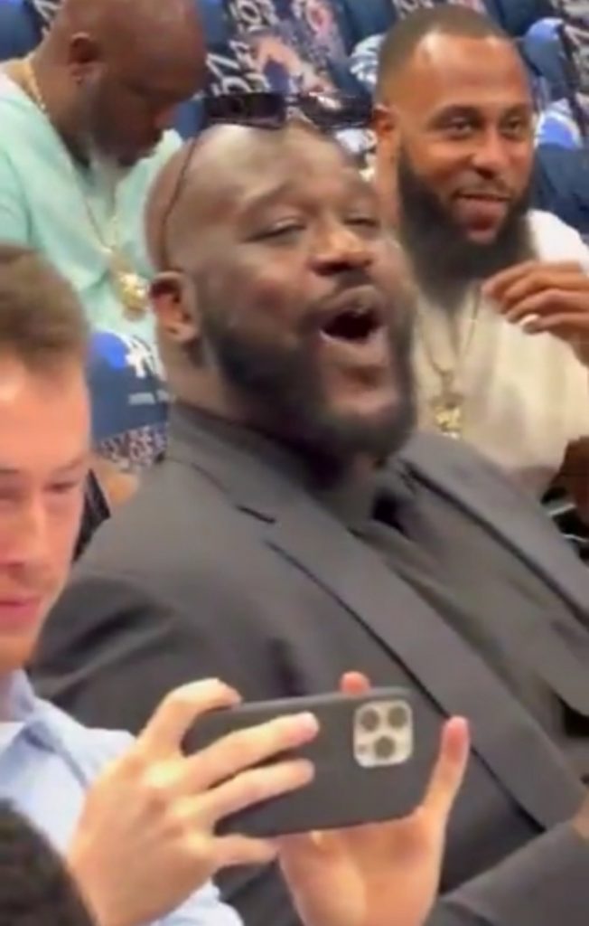 PEVAJ NA SRPSKOM DA TE CEO SVET RAZUME Legendarni Šeki pokušavao da uhvati reči pesme, a onda je Dončić prsnuo u smeh (VIDEO)