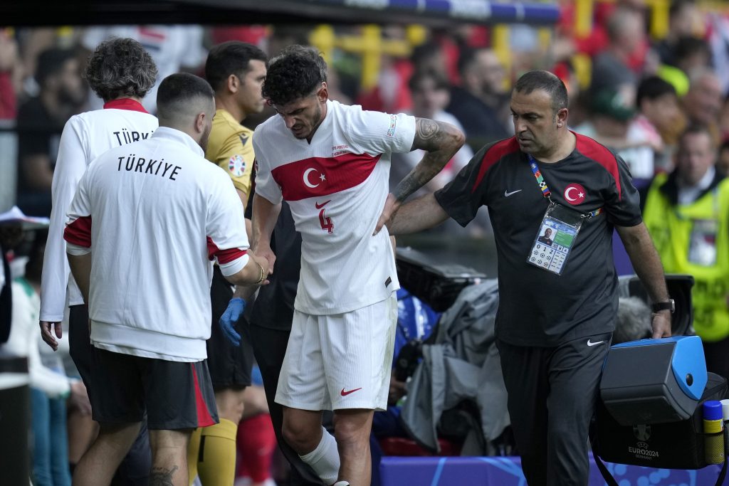 TRAGIČAR DANA Autogolom „unakazio“ svoj tim, zaradio žuti karton, pa se povredio i izašao iz igre (VIDEO)