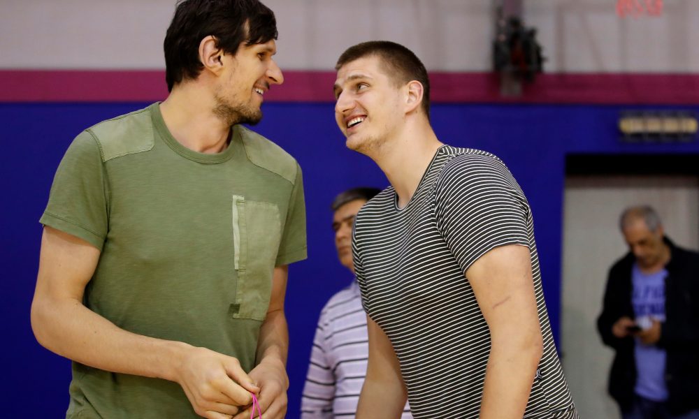 BOBI „SPREMA“ JOKIĆA ZA PARIZ Popeli se na sto dok je Ana Bekuta pevala čuveni hit (VIDEO)