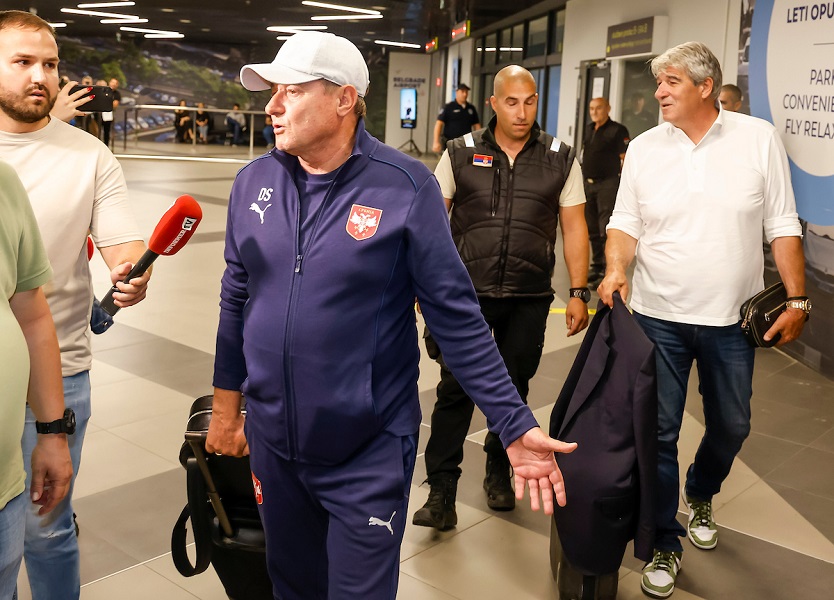 Reprezentacija doputovala iz Nemačke, a Stojković se obratio medijima: Kakav fijasko? Ne znam da li ostajem