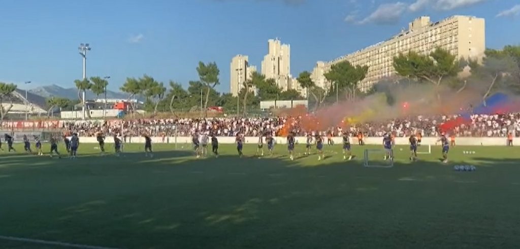 PESMA I BAKLJADA ZA GATUZA Hiljade navijača došlo na trening Hajduka (VIDEO)