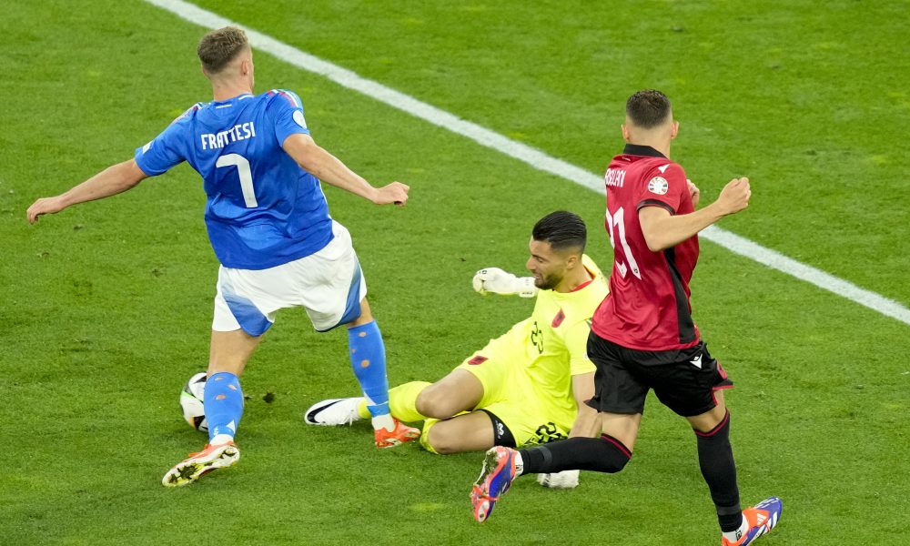 ALBANCI PRAVILI HAOS U DORTMUNDU Prvo su skinuli zastavu Srbije, a onda je jedan u uniformi OVK ušao na Vestfalen! (FOTO)