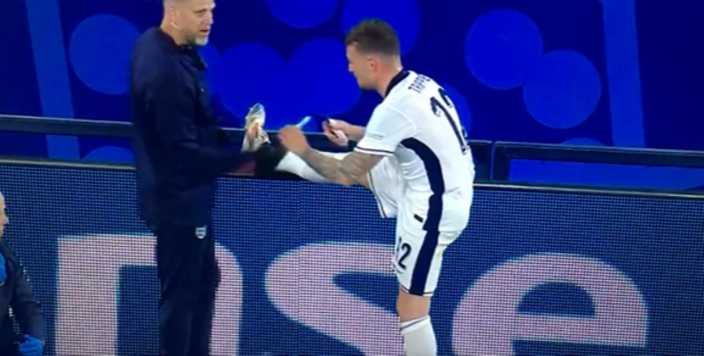 ŠTA JE TO UZEO TRIPIJE PRED KRAJ MEČA PROTIV SRBIJE? Mnogi su pomislili da je nedozvoljeno (VIDEO)