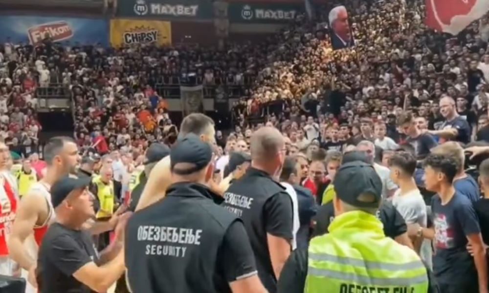 UMALO FRKA Mitrović odgurnuo navijača posle meča (VIDEO)