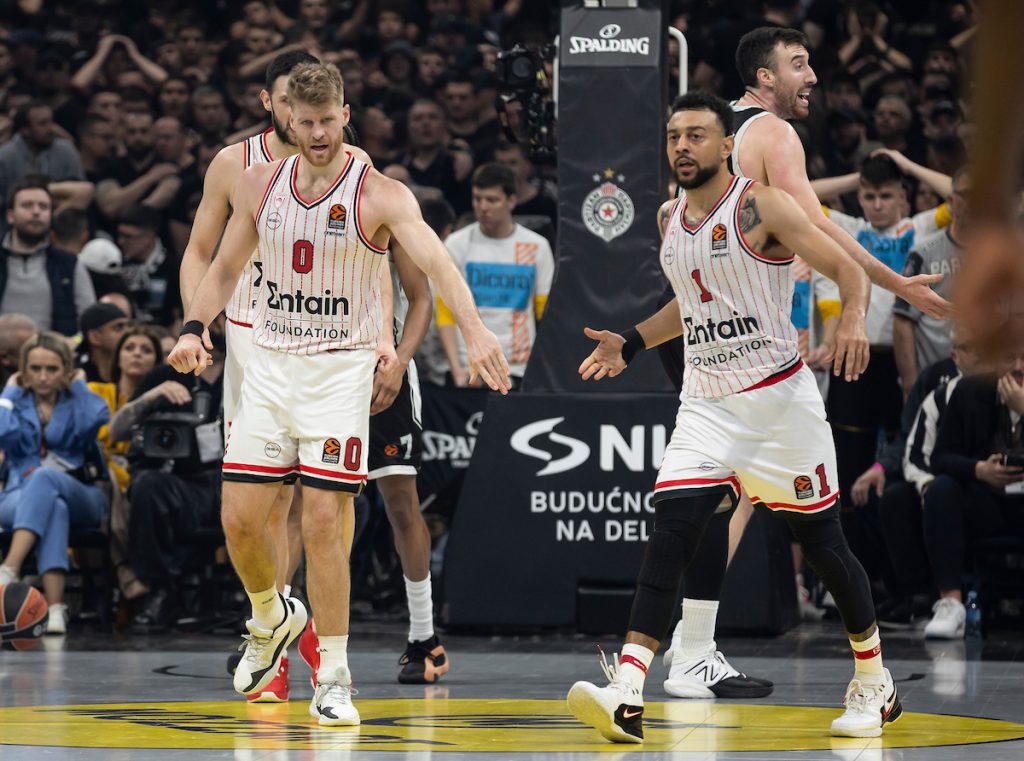 HAOS U GRČKOJ Nekadašnji igrač Partizana nasrnuo na trenera (VIDEO)