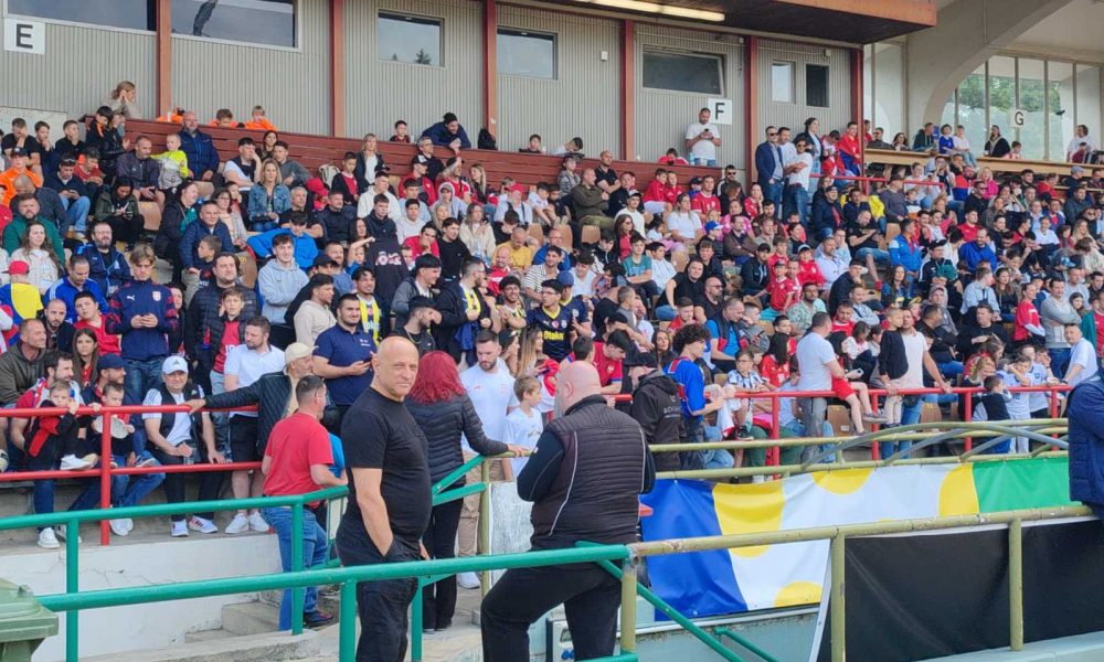 ZA NJIH JE ON BROJ JEDAN Navijači Fenerbahčea na treningu Srbije, jedno ime je odjekivalo stadionom „Rosenau“! (VIDEO)