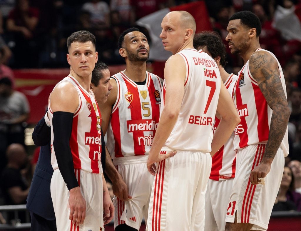 DOBRA I LOŠA VEST ZA „DELIJE“ Dok se jedan košarkaš našao na parketu, drugi je u Arenu ušao sa zaštitnom čizmom (VIDEO)