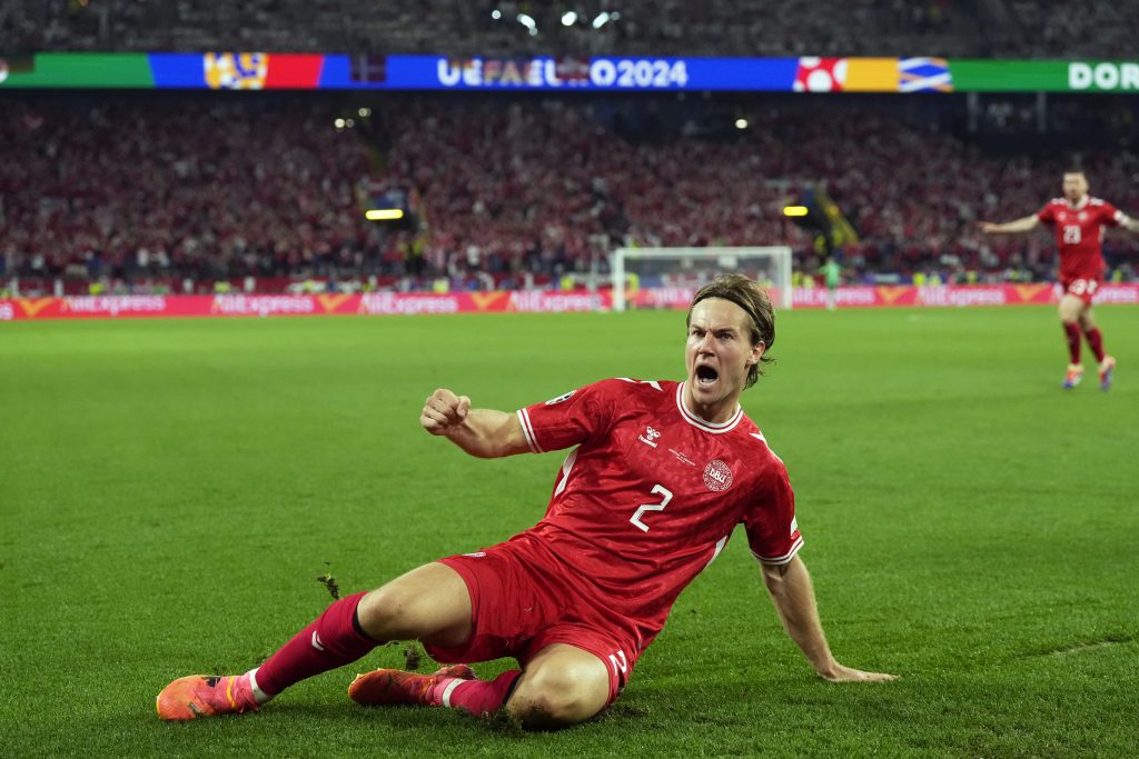 TRAGIČAR DANA Santimetri mu poništili gol, skrivio penal, pa ostavio „livadu“ Musijali… Košmarno veče za Danca! (VIDEO)