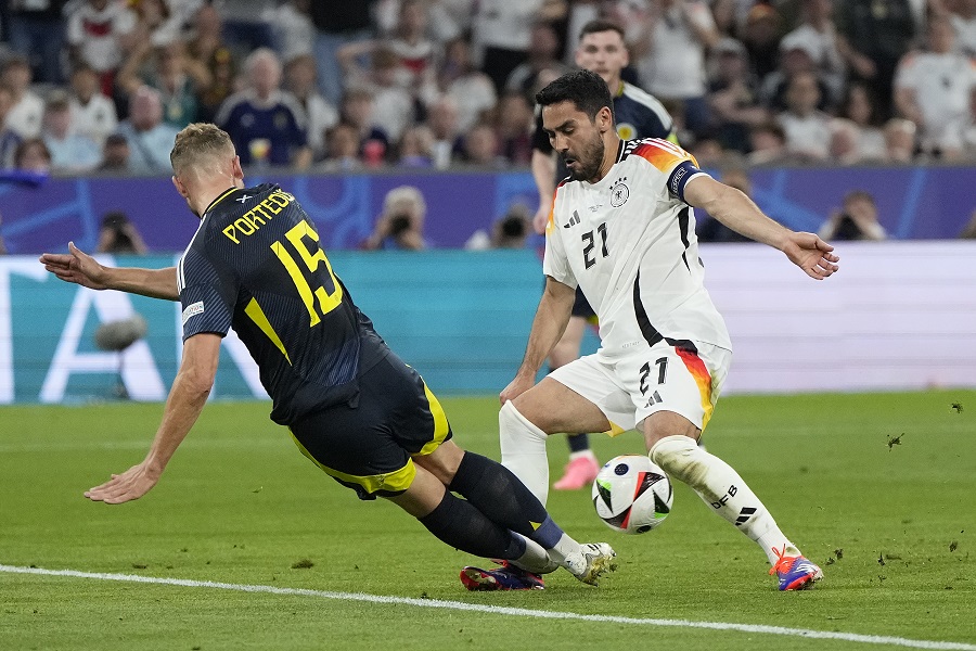 ŠKOTIMA PRETI KATASTROFA Primili tri gola u prvom poluvremenu i ostali sa desetoricom (VIDEO)