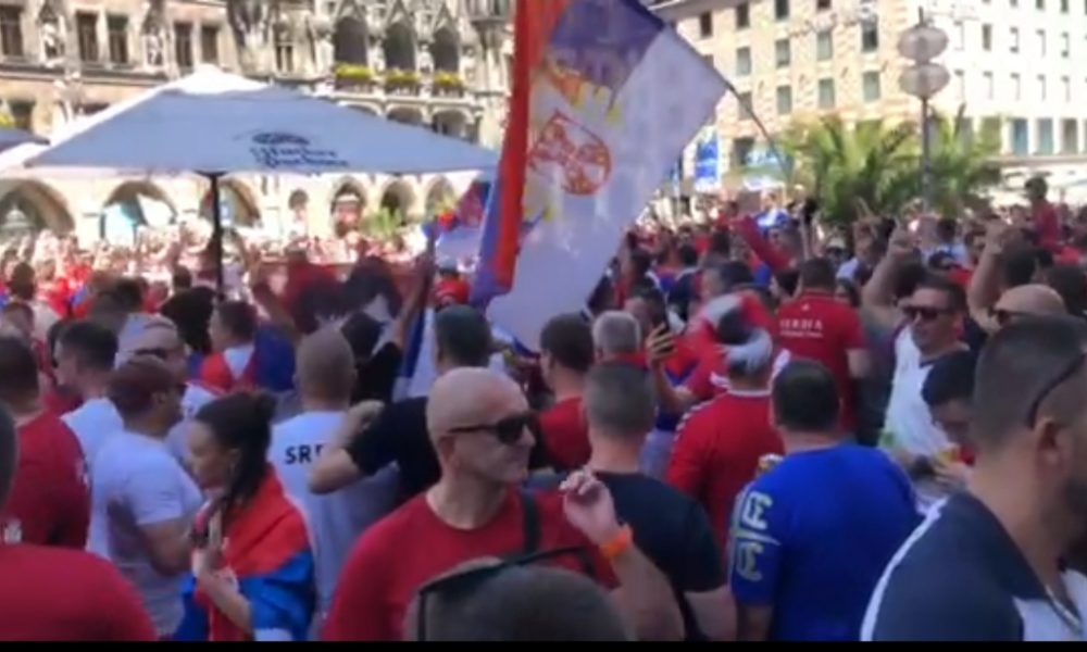 SRPSKE TROBOJKE SE VIJORE U MINHENU Povici „Kosovo je Srbija“ i čuvena pesma „Marš na Drinu“ odjekuje Nemačkom! (VIDEO)