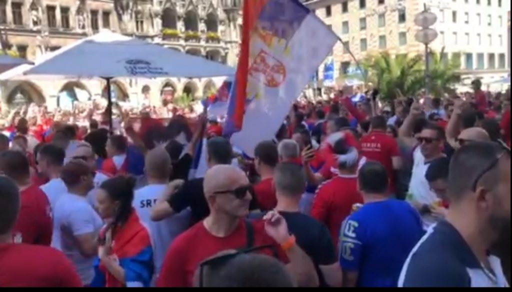 SRPSKE TROBOJKE SE VIJORE U MINHENU Povici „Kosovo je Srbija“ i čuvena pesma „Marš na Drinu“ odjekuje Nemačkom! (VIDEO)