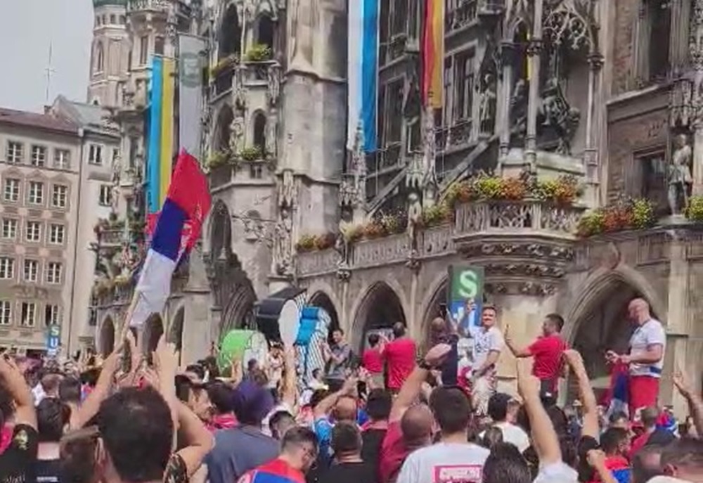 URNEBESNO „Izađi mala“ ispred gradske kuće u Minhenu (VIDEO)