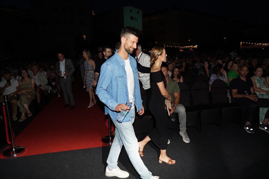 UŽIVA U MUZICI Novak se pojavio prvi put u javnosti posle operacije kolena (FOTO)