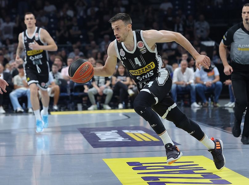 BUDI KAO KOŠARKAŠI, BUDI KAO ALEKSA Sinoćnja skandalozna utakmica imala heroja na terenu (FOTO)