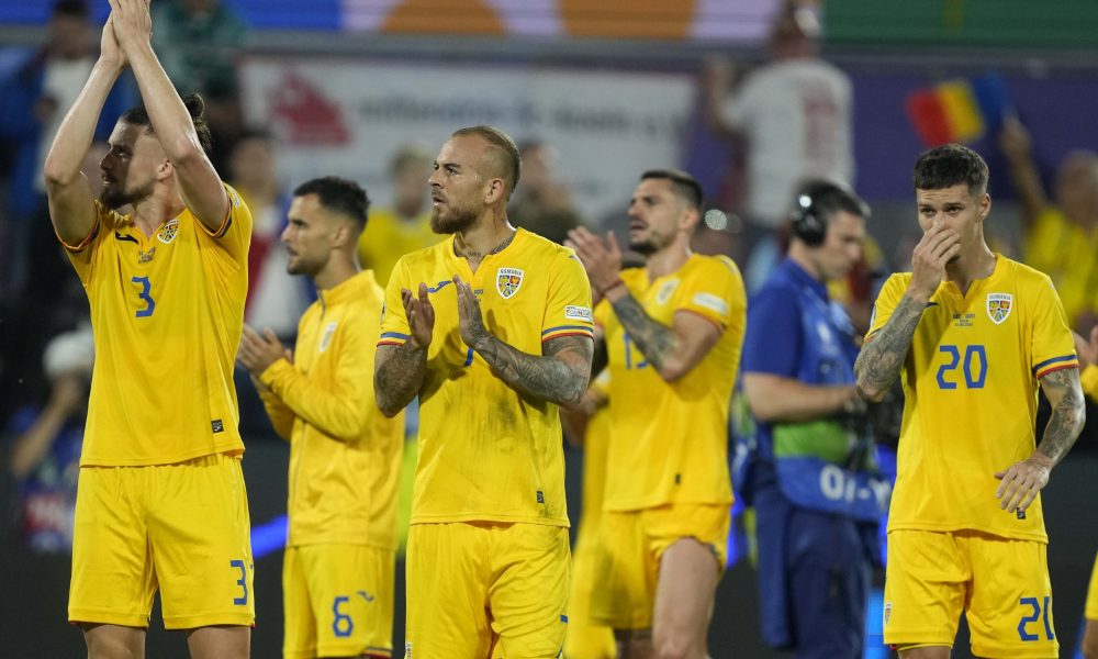 SKANDAL U PRIŠTINI Navijači tzv. Kosova izviždali himnu Rumunije i istakli zastave UČK! Imali su i transparent… (FOTO/VIDEO)