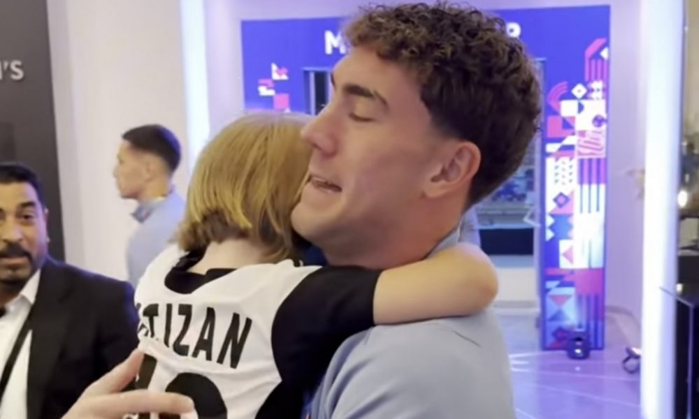 SUZA SUZU STIŽE Vlahović u naručje uzeo mladu navijačicu Partizana, a ona odmah zaplakala (VIDEO)