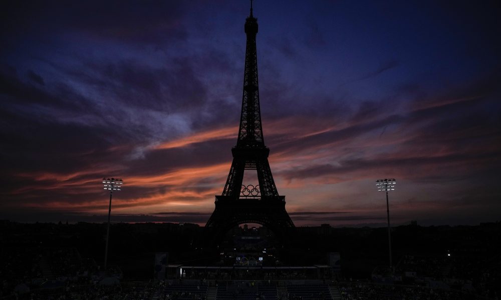 AMERI POTUČENI DO NOGU Ni Francuzi nisu mogli da ne đuskaju, „Jutro je“ gruvalo kraj Ajfelovog tornja! (VIDEO)
