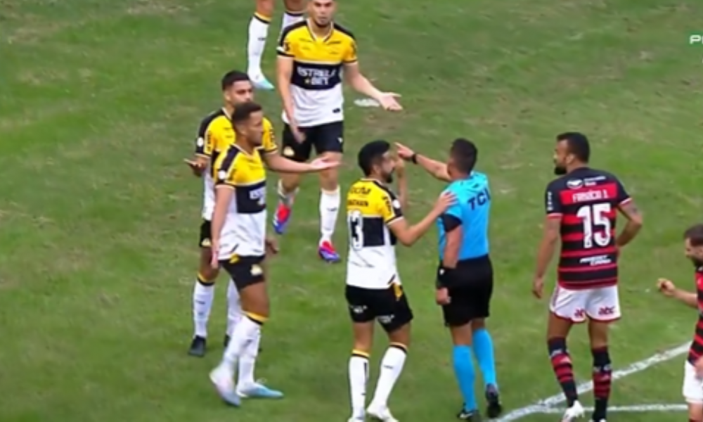 LUDILO U BRAZILU Ovakav penal nikad niste videli! Dve lopte su bile na terenu, a onda… (VIDEO)