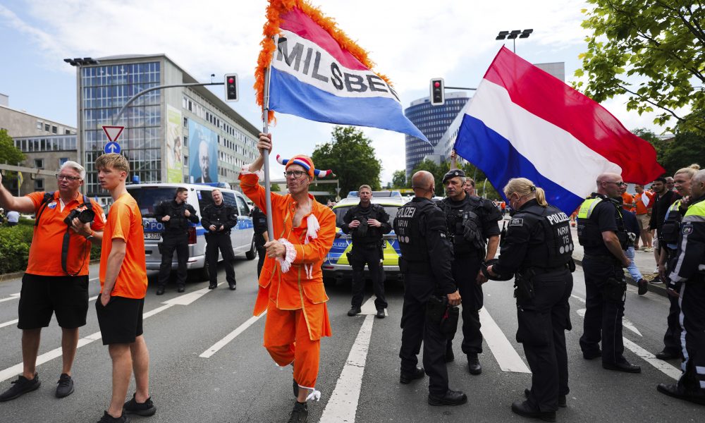 SEVALE PESNICE Holanđani pretukli Engleze i demolirali pab u Dortmundu (VIDEO)