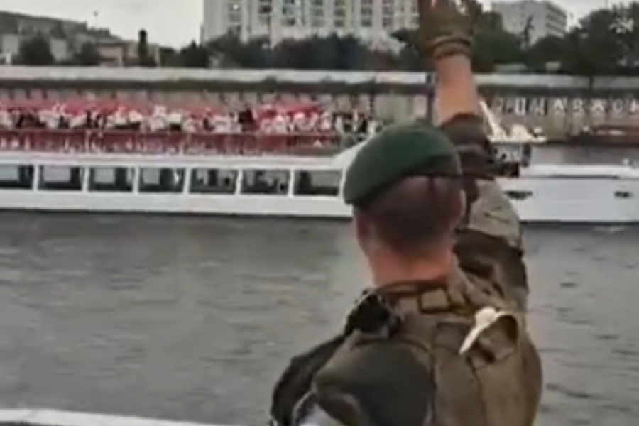 NAJEŽIĆETE SE Srbin iz Legije stranaca pozdravlja naše olimpijce sa visoko podignuta tri prsta (VIDEO)