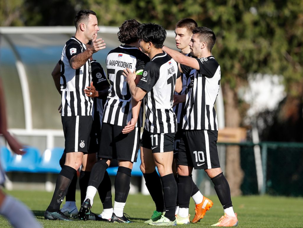 PARTIZAN REŠIO PROBLEM NA BOKU Crno-beli u jednom danu doveli dva desna beka! Jedan dolazi iz Voše, a drugi…