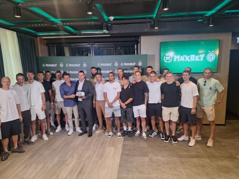 U MaxBet sport kafeu organizovano druženje sa fudbalerima Partizana! U pobede na tri fronta! (VIDEO)
