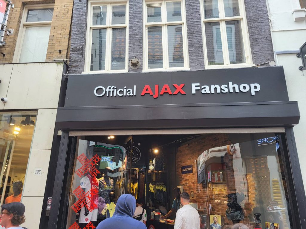 ZAVIRILI SMO U AJAKSOVU RADNJU Dresovi 75 i 100 evra, a najskuplja stvar je… (FOTO+VIDEO)