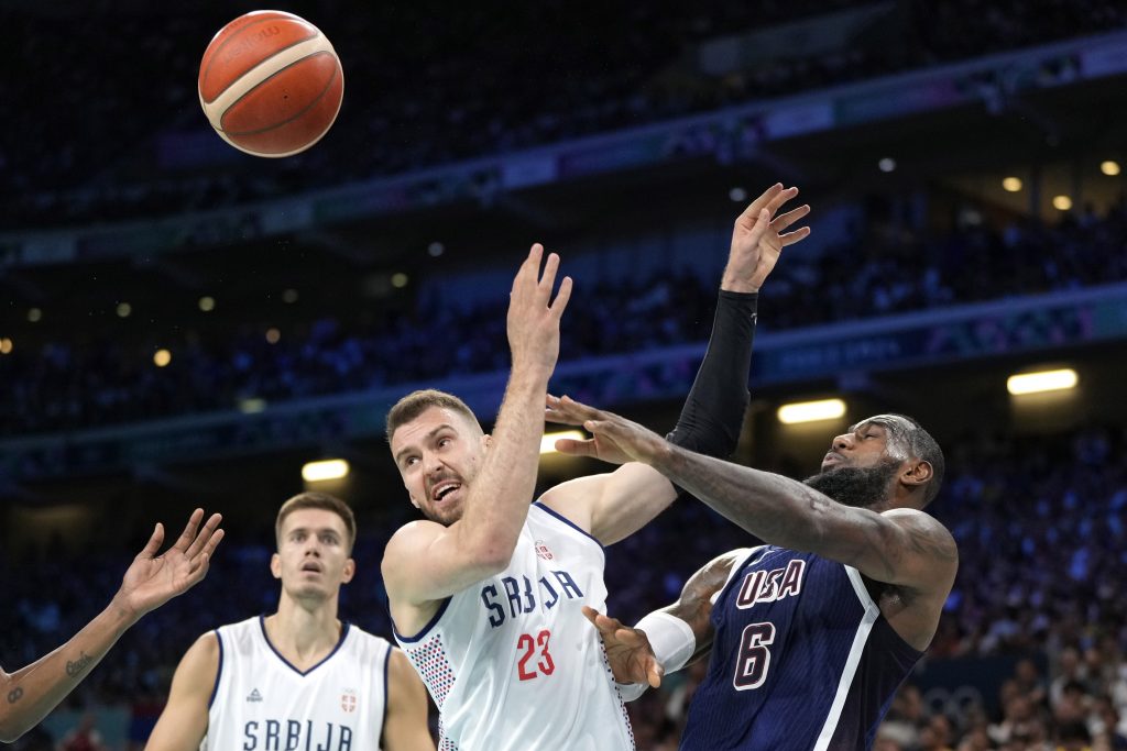 DIVLJAJU! Brutalni faulovi Džejmsa i Embida, samo jedan je kažnjen! (VIDEO)