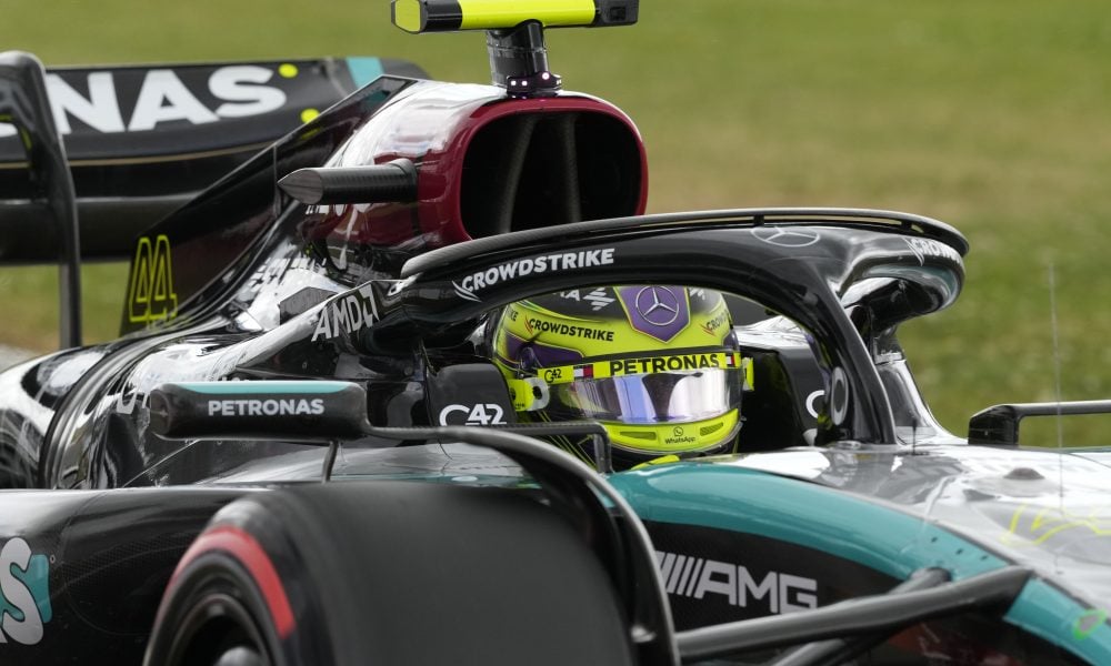 Mercedes u jarku, al glava na ramenima: Vozač Formule1 slupao zver od 200.000 evra