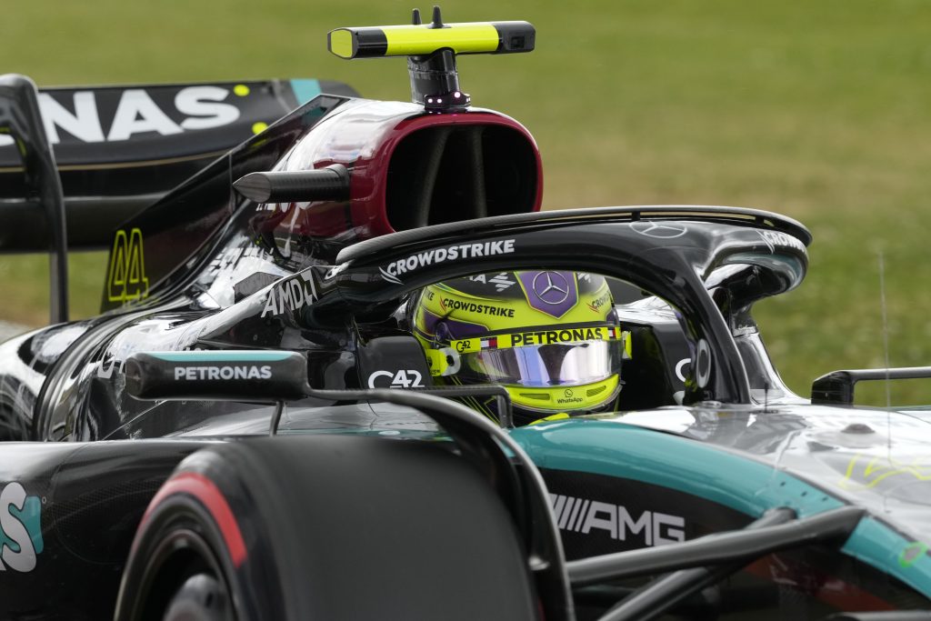 Mercedes u jarku, al glava na ramenima: Vozač Formule1 slupao zver od 200.000 evra