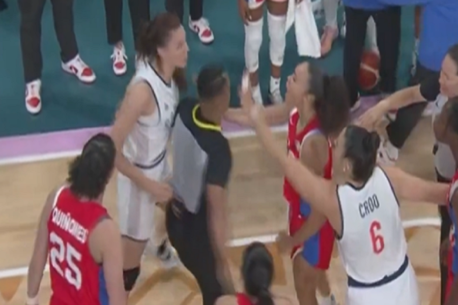 HAOS U ZAVRŠNICI MEČA Naša košarkašica želela da se obračuna sa Portorikankom! Saigračice jedva sprečile dalji sukob (VIDEO)