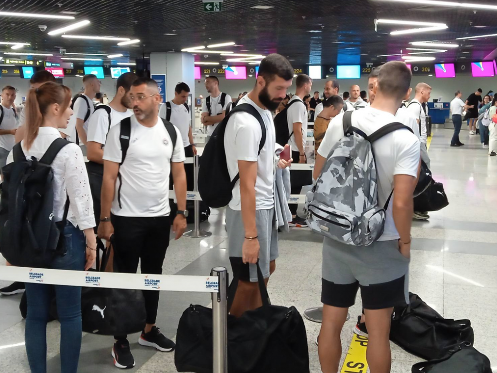 Fudbaleri Partizana otputovali u Belgiju, Stanojević ne računa na jednog fudbalera (FOTO+VIDEO)