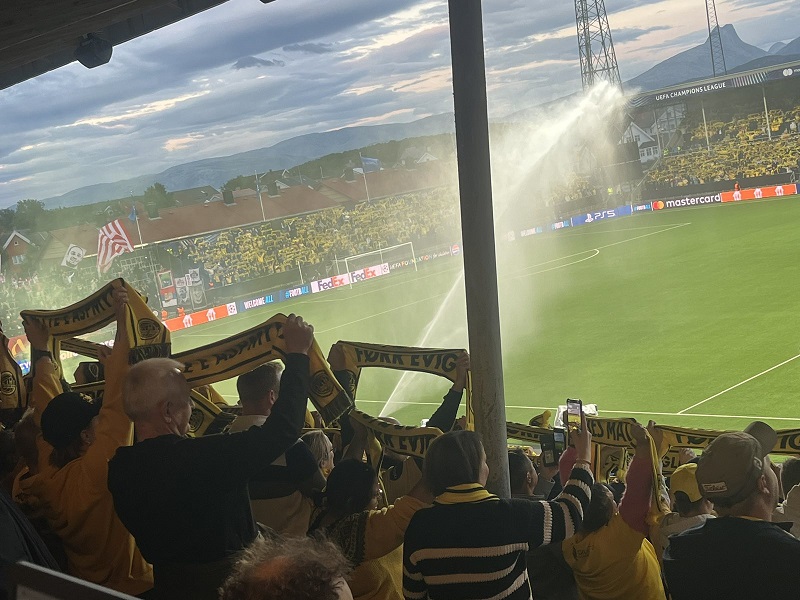 SPEKTAKULARNA ATMOSFERA Žuti zid, šalovi, pesme i vatrometi na stadionu Bodo/Glimta (FOTO+VIDEO)