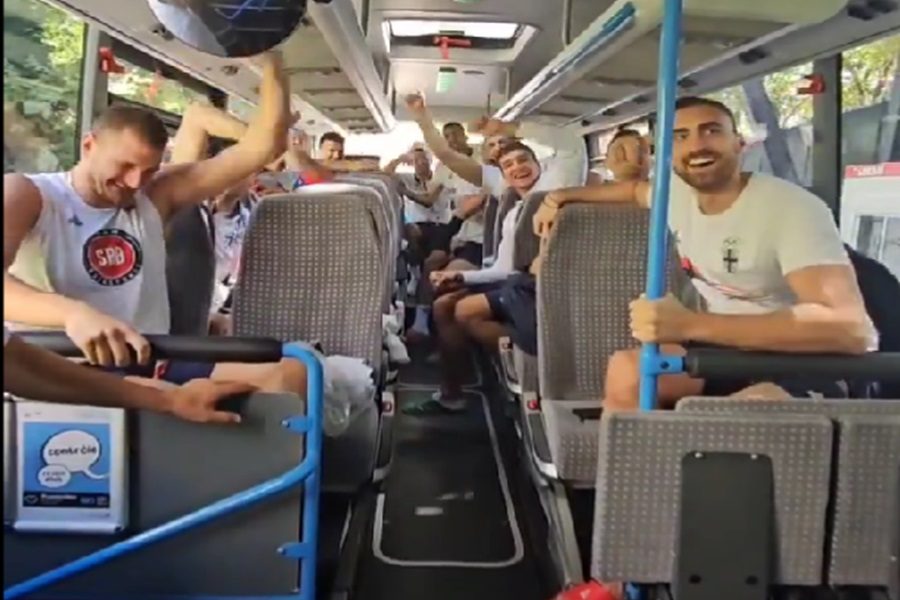 LEGENDARNO SLAVLJE U AUTOBUSU „Orlovi“ posvetili pesmu selektoru Pešiću! Jokić se zacenio od smeha (VIDEO)