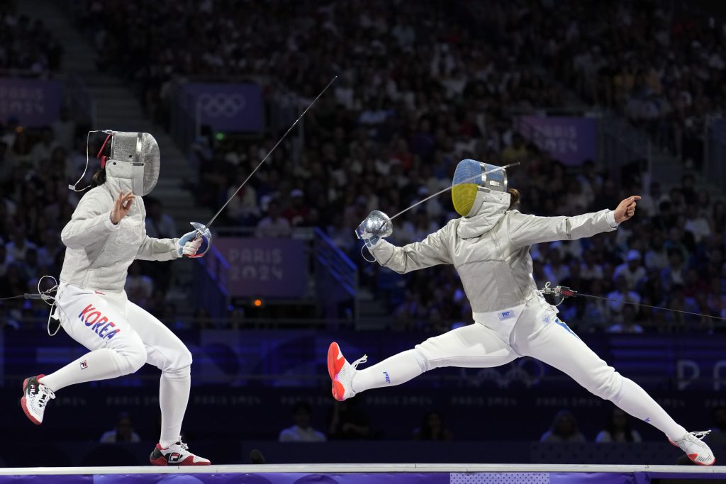 KUDA PLOVI OVAJ BROD? Desilo se na mačevanju, svi su bili u telefonima i niko nije prepoznao najvećeg živog rokera na planeti (FOTO)