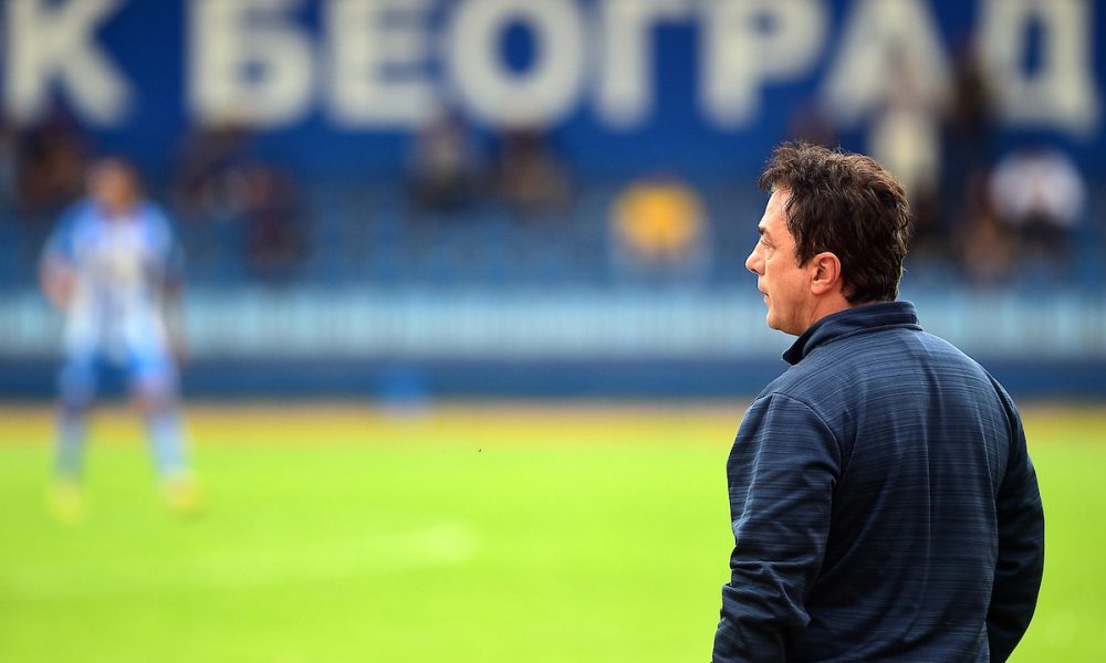 IZGUBIO ŽIVCE Simo Krunić „pocrveneo“ u završnici! Trener OFK Beograda ušetao na teren, pa svašta rekao sudiji (VIDEO)