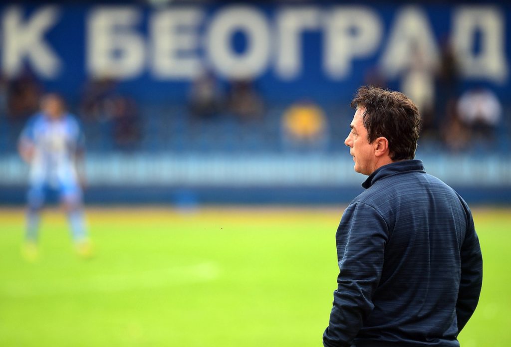 IZGUBIO ŽIVCE Simo Krunić „pocrveneo“ u završnici! Trener OFK Beograda ušetao na teren, pa svašta rekao sudiji (VIDEO)