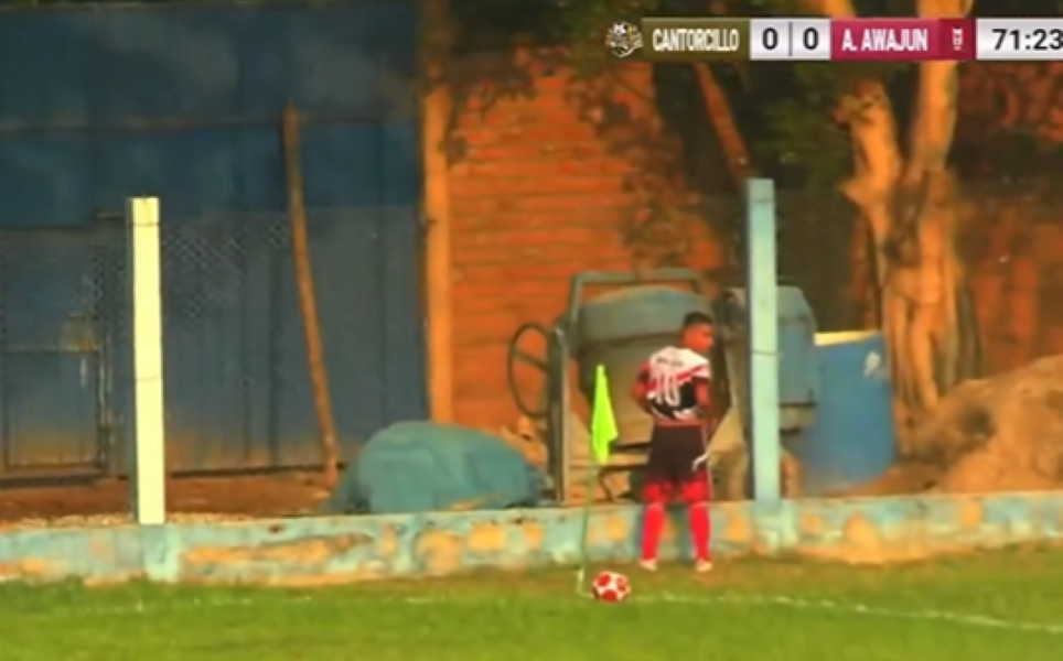 KAD PRIRODA POZOVE Trebalo je da izvede korner, odlučio je da se prvo olakša! Sudiji to nije promaklo… (VIDEO)