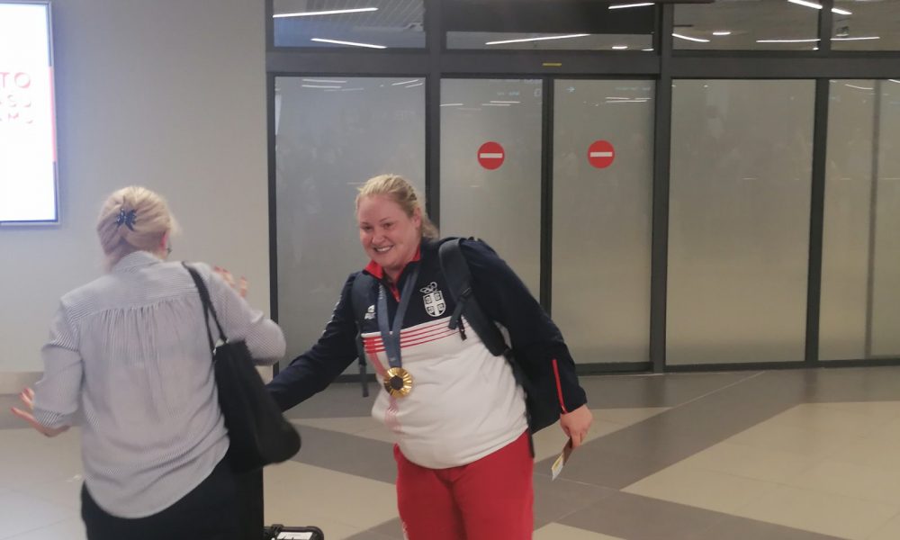 ZLATNA ZORANA DOČEKANA NA AERODROMU Emotivan susret sa najbližima! Evo u čiji zagrljaj je prvo poletela (FOTO+VIDEO)