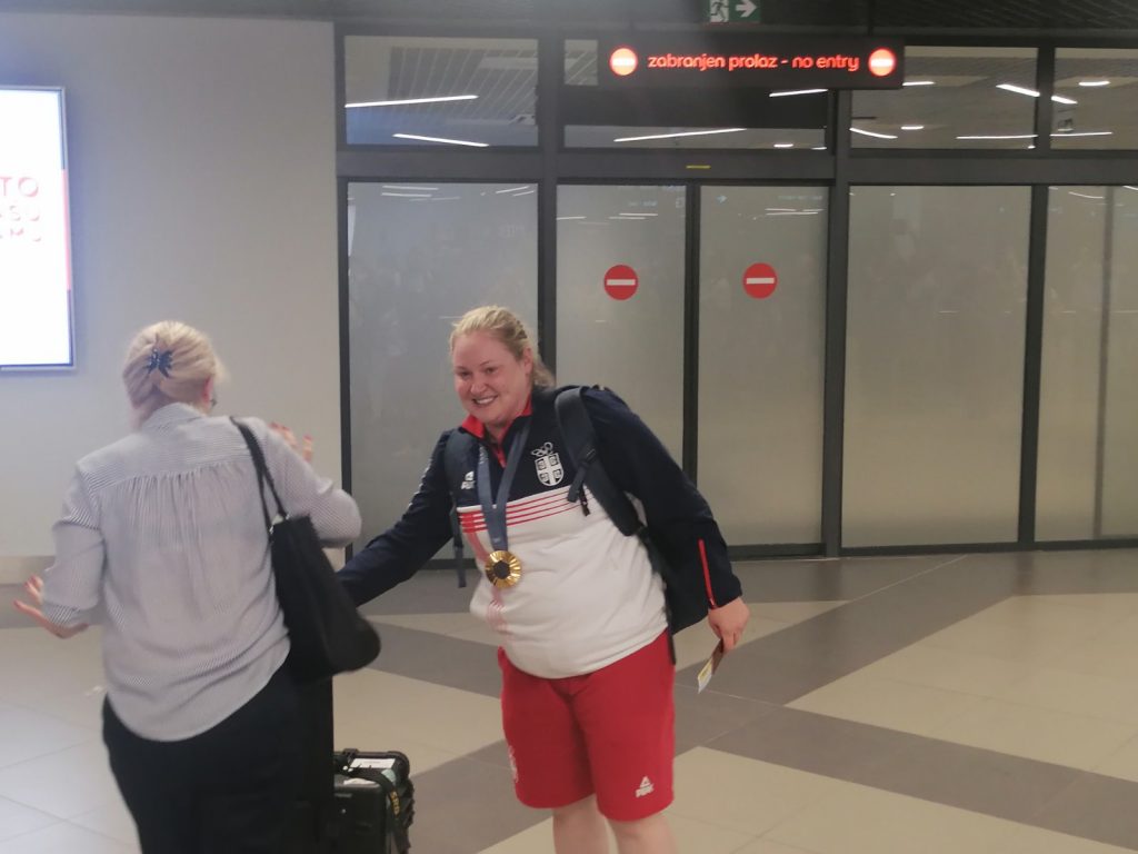 ZLATNA ZORANA DOČEKANA NA AERODROMU Emotivan susret sa najbližima! Evo u čiji zagrljaj je prvo poletela (FOTO+VIDEO)