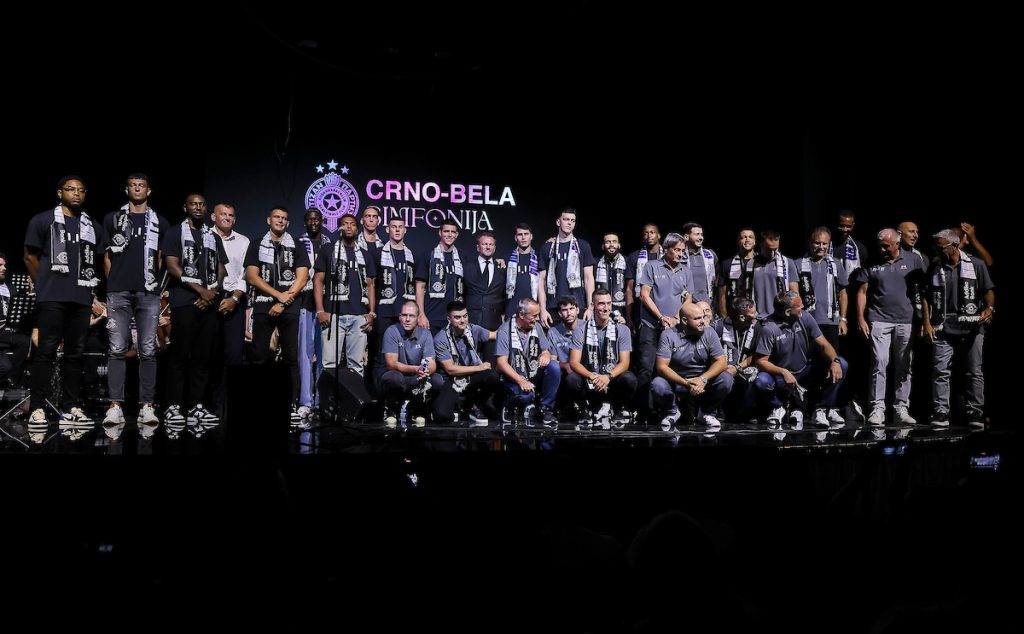 SPEKTAKL U CENTRU BEOGRADA Pogledajte kako je Partizan najavio tim za novu sezonu… Orio se Trg Nikole Pašića (FOTO)