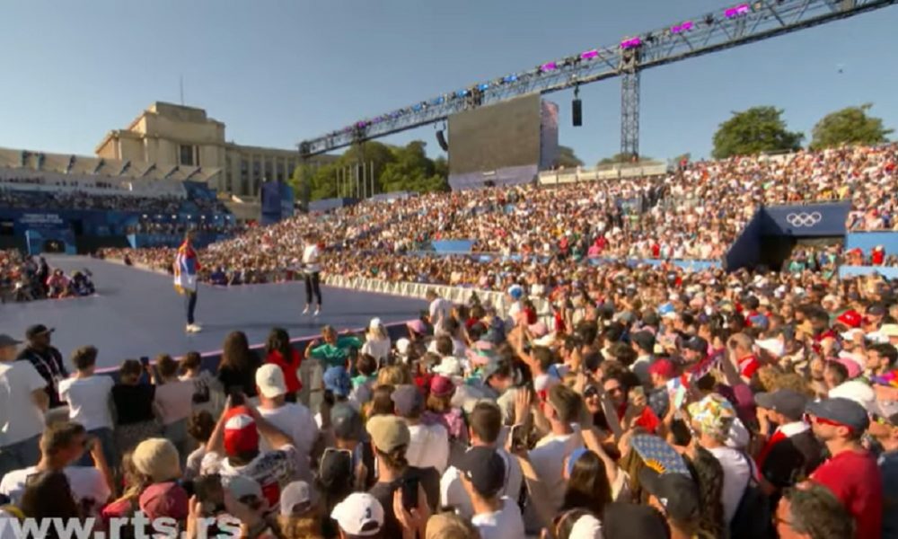 OGROMNA ČAST Novaka kraj Ajfelovog tornja dočekale hiljade ljudi! Ponosno je istakao srpsku trobojku i zlatnu medalju (VIDEO)