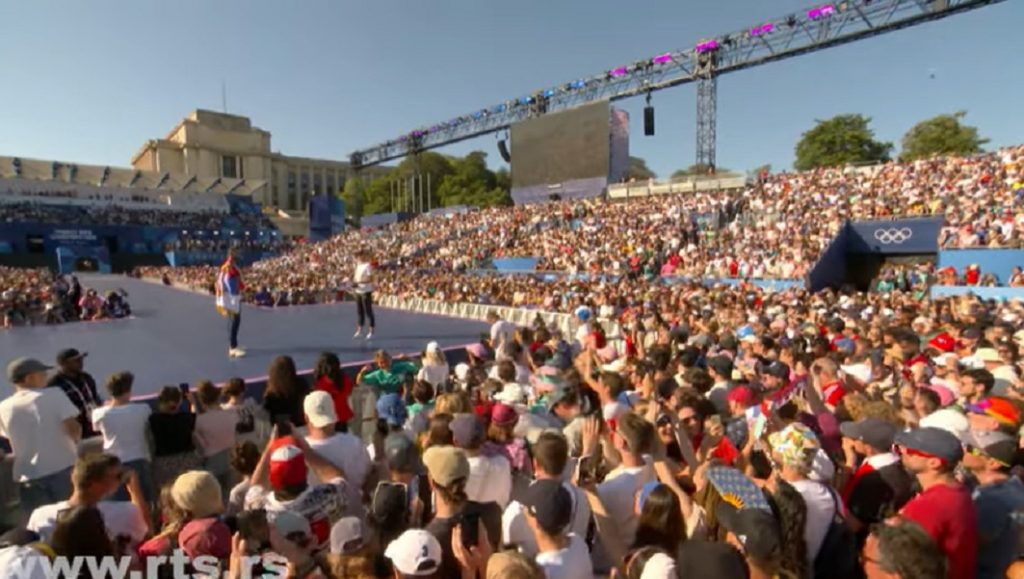 OGROMNA ČAST Novaka kraj Ajfelovog tornja dočekale hiljade ljudi! Ponosno je istakao srpsku trobojku i zlatnu medalju (VIDEO)