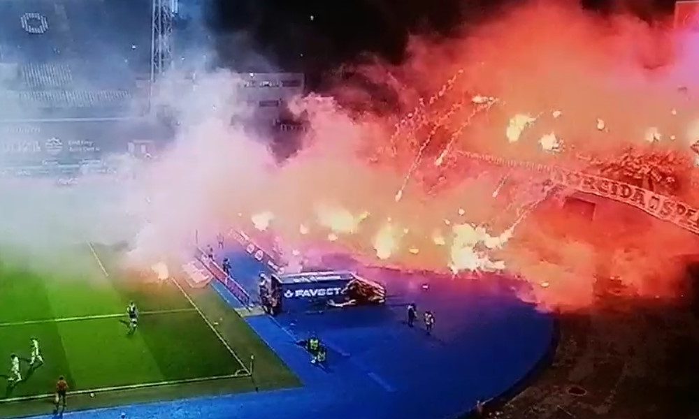„GOREO JE STADION“ Livaja doneo pobedu Hajduku nad Dinamom, a „Torcida“ izazvala prekid od 10 minuta (VIDEO)