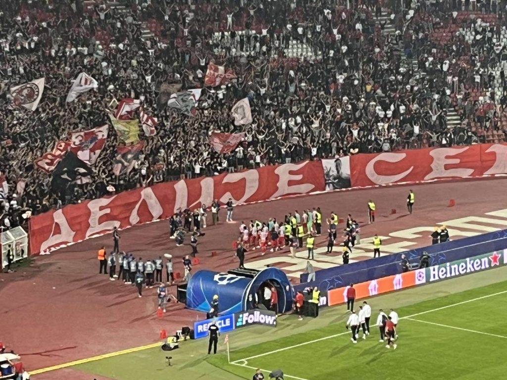 UPRKOS PORAZU „Delije“ pozdravile igrače posle Benfike, pa poslale poruku uoči derbija (VIDEO)