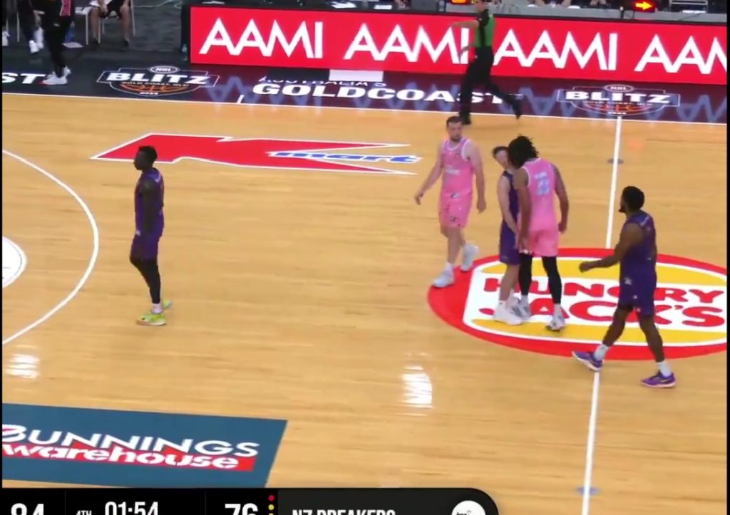 ŠTA URADI, ČOVEČE? Bivši Zvezdin centar glavom nokautirao protivničkog igrača! (VIDEO)