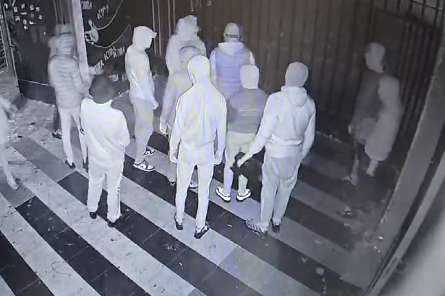 SVE JE JASNO KAO DAN Evo ko su huligani koji su upali na teren Humske i kako su zapalili teren! Bilo ih je petnaestak (VIDEO)