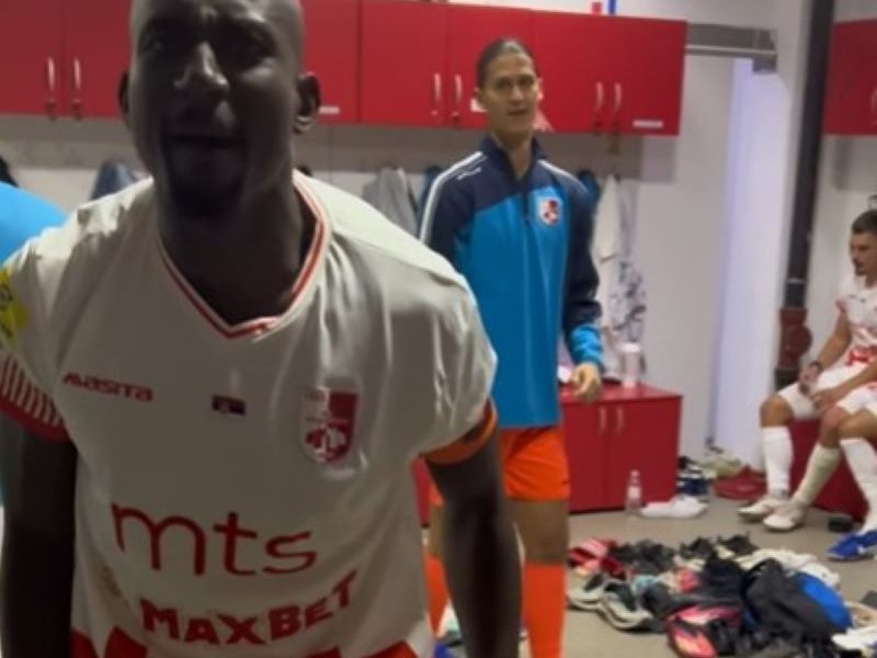 „LUDNICA“ U SVLAČIONICI RADNIČKOG Jamkam propričao na srpskom, pa zaplesao uz hit Indire Radić (VIDEO)