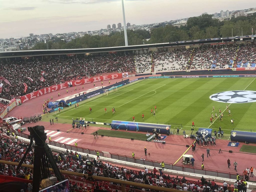 ZAGREVANJE Pogledajte kako su „delije“ ispratile fudbalere Benfike u tunel „Marakane“ (VIDEO)